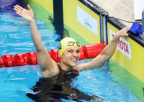 Carol Santiago é tricampeã mundial dos 100m costas em Singapura