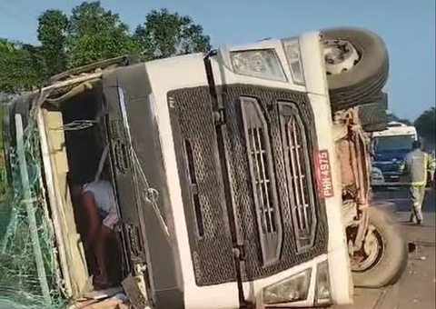 Carreta fica destruída ao tombar na Estrada de Balbina