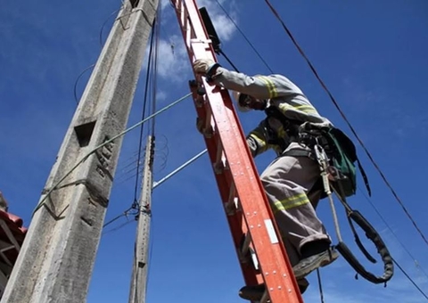 Manutenção programada deixa 12 bairros de Manaus e 3 ramais sem energia hoje