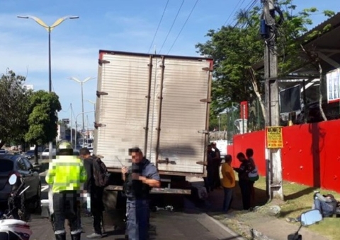Morre passageira de moto por aplicativo atingida por caminhão em Manaus
