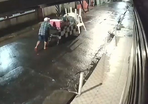 Vídeo mostra vendedor de café da manhã sendo atropelado por carro no Jorge Teixeira