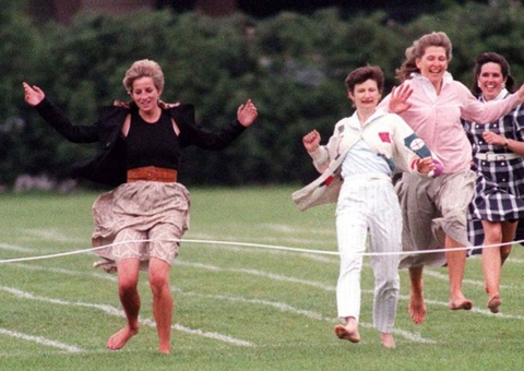 Princesa Diana participou de corrida com mães da escola do filho Harry