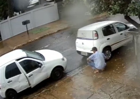 Vídeo mostra homem tentando furtar combustível de carro estacionado com mangueira