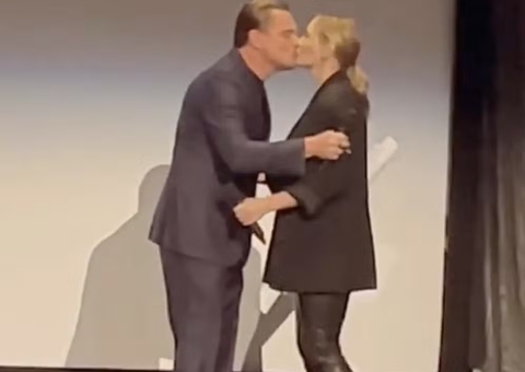 Leonardo DiCaprio e Kate Winslet se beijam em evento 27 anos após 'Titanic'