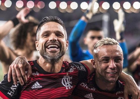 De folga no Flamengo, Diego Ribas joga futevôlei com Robinho em Santos
