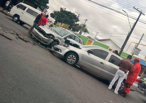 Carros ficam destruídos durante acidente em avenida de Manaus