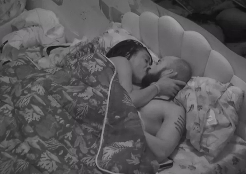 Sarah e Alface trocam carícias debaixo do edredom; vídeo
