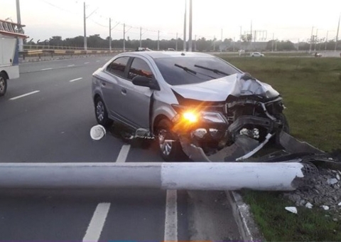 Carro desgovernado arranca poste em avenida de Manaus