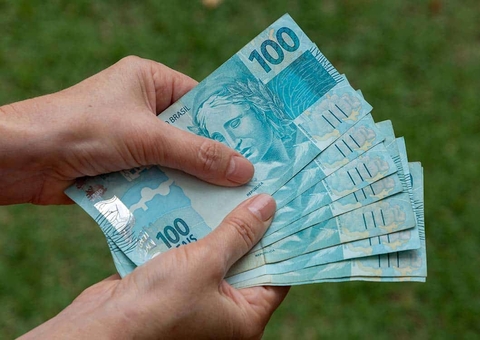 Mulher acha R$ 75 mil na rua, devolve e se surpreende com 'recompensa'