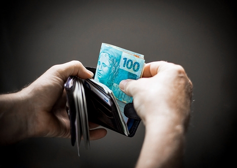 Cartão com auxílio de R$ 600 é entregue a 1.142 profissionais no Amazonas