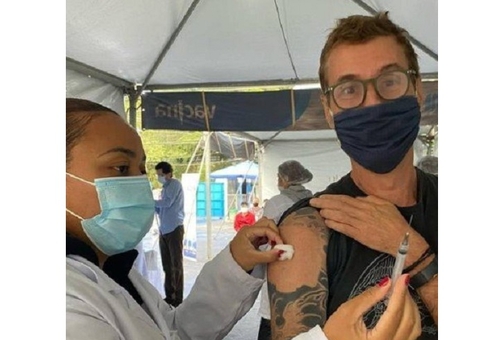 Dinho Ouro Preto é vacinado contra covid-19