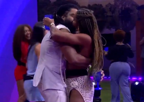 Aline e Diogo dão beijão em festa do BBB25; vídeo