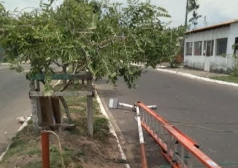 Poste quebra e eletricista despenca de 6 metros de altura enquanto trabalhava no Amazonas