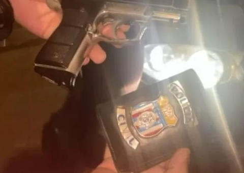 Homem é preso com distintivo da polícia civil e arma falsa em Manaus