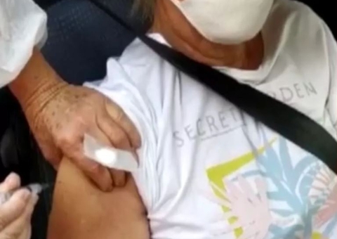 Auxiliar de enfermagem é exonerada após fingir ter aplicado vacina em idosa