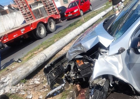 Motorista fica ferido após carro se despedaçar em acidente em avenida de Manaus