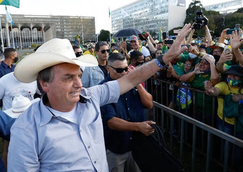 Bolsonaro chama de 'idiota' quem cumpre isolamento social