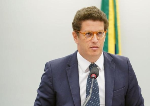Alvo da PF, Salles entrega celular 19 dias após operação policial