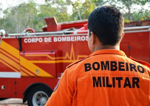 Bombeiros fazem programação gratuita com tirolesa, rapel e exposições em Manaus