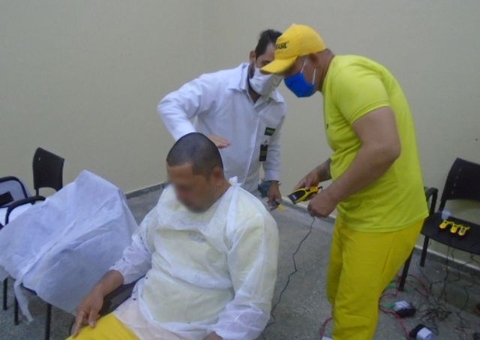 Presos finalizam curso de barbeiro para trabalharem após alvará de soltura