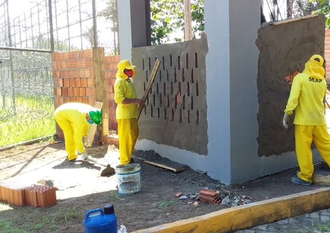 Detentos trabalham na construção do 1º canil em presídio de Itacoatiara