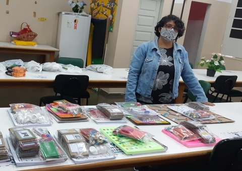 Professora adapta materiais para alunos com deficiência em escola de Manaus