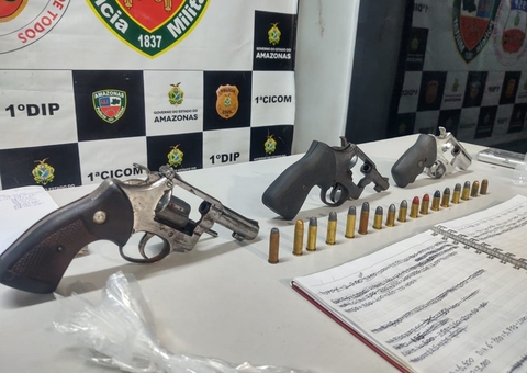 Homem é preso pela polícia com drogas, arma e munições em Manaus