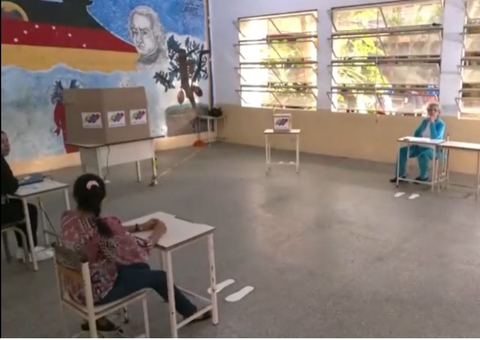 Sob clima de tensão, venezuelanos vão às urnas escolher novo presidente