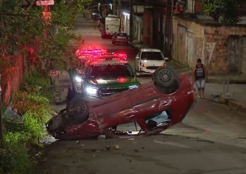 Carro capota em ladeira e deixa 5 feridos em Manaus; Motorista estava bêbado