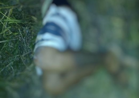 Estrangulado e esfaqueado, homem é achado com correntes nos pés em Manaus