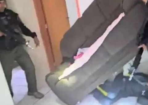 Vídeo: Em fuga, traficante tenta se esconder dentro de sofá
