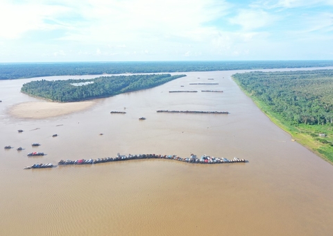 Cerca de 300 balsas de garimpo ilegal atracam no Rio Madeira, no Amazonas