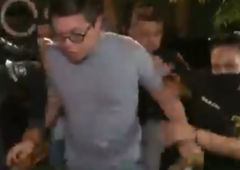 Veja o momento em que DJ Ivis chega à delegacia em meio a tumulto