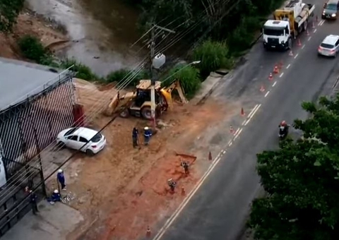 Cratera reabre em avenida de Manaus após novo vazamento em tubulação 