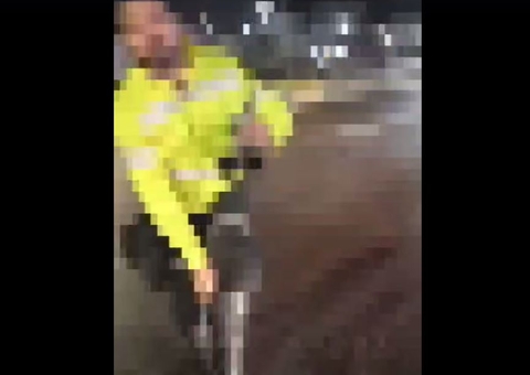 Em vídeos, motoristas acusam agente de trânsito de sacar arma durante confusão em Manaus