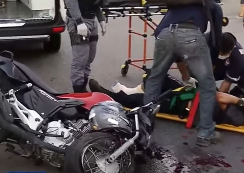 Acidente entre moto e carro termina com homem gravemente ferido em Manaus 