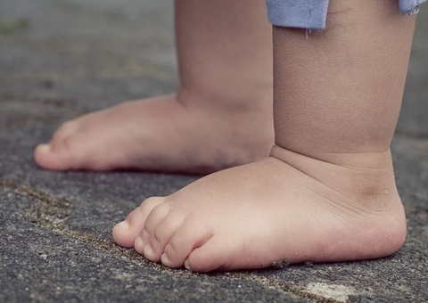 Bebê e mais três crianças são abandonados em casa com escopeta no Amazonas