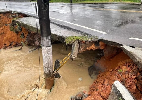 Avenida é interditada após pista desmoronar durante chuva em Manaus