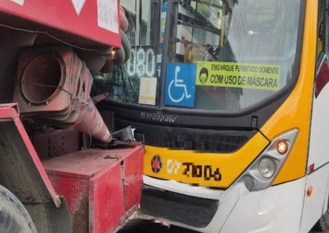 Acidente entre ônibus e caminhão deixa um ferido em Manaus