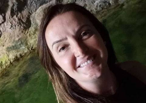 Diretora de escola onde bebês eram amarrados em camisa de força se entrega à polícia