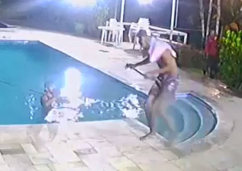 Vídeo: Armada com facão, dupla rende e agride caseiro durante assalto à chácara em Manaus