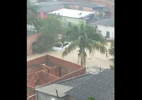 Casas, comércio e ruas ficam debaixo d’água durante temporal em Manaus