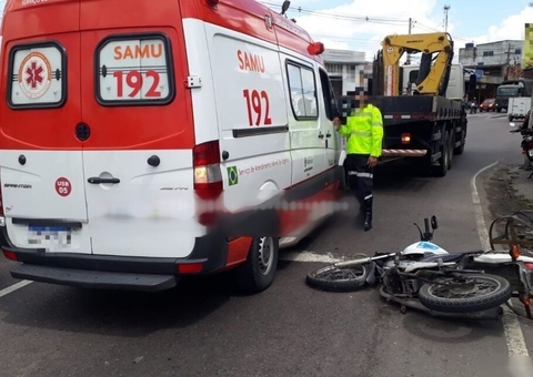Acidente entre caminhão e motocicleta deixa um ferido em avenida de Manaus