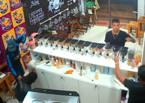 Criminosos colocam arma na cabeça de motoboy durante assalto à loja em Manaus