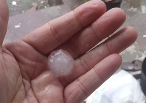 Granizo cai em bairros de Manaus e interrompe fornecimento de energia