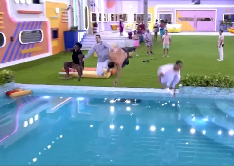 PA e Gustavo pulam na piscina para comemorar pós-paredão no BBB22