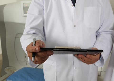 Neurocirurgião é suspeito de armazenar pornografia infantil e estuprar pacientes sedadas