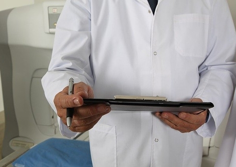 Médico é preso suspeito de vender atestados falsos para vacinas de Covid-19