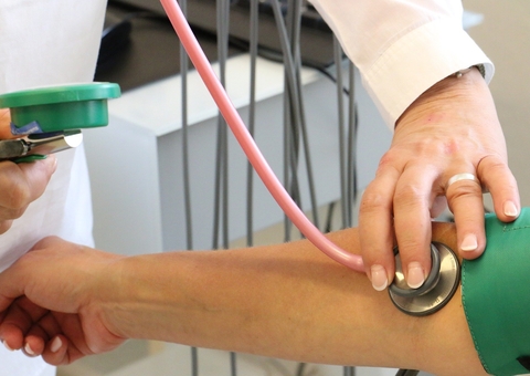 Câmara aprova PL que fixa piso salarial para enfermeiros, técnicos, auxiliares e parteiras