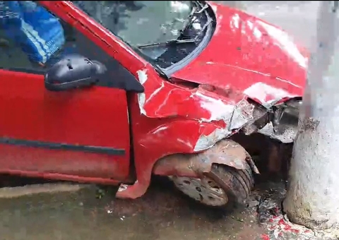 Com sinais de embriaguez, motorista atinge poste e abandona carro no Amazonas